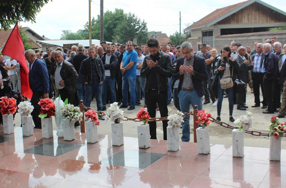 Partia Fjala Bën Homazhe Në Përvjetorin E Masakrës Së Qyshkut ...