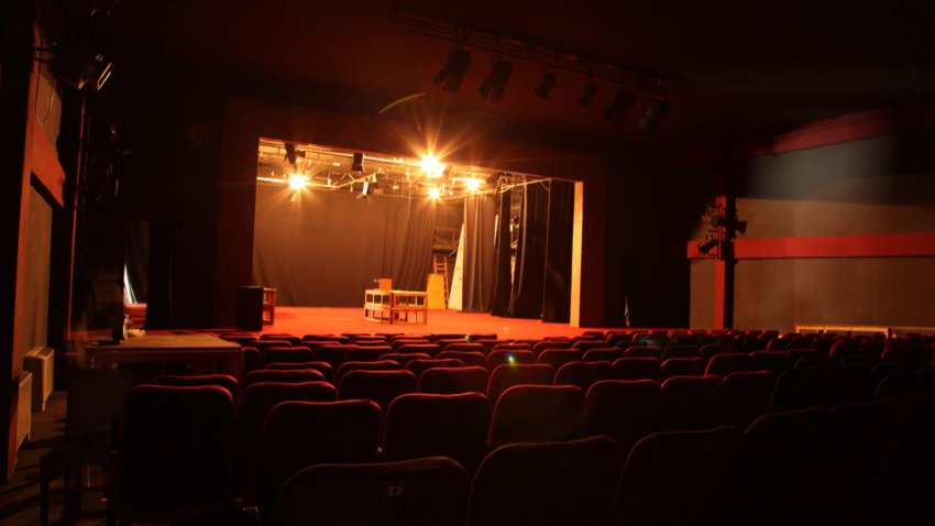 Teatri në prag të rinovimit të gjashtë midis sezonit të punës – Ekonomia  Online