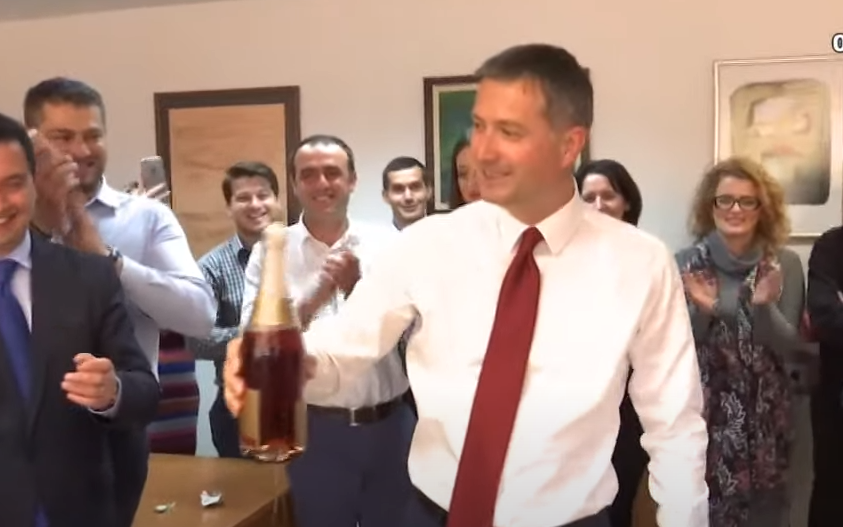 Festa me shampanjë për vizat, Çollaku: S'festuam para kohe, por s'besuam se  BE do të na tradhtojë – Ekonomia Online