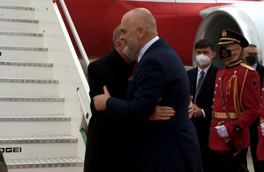 Erdogan arrin në Shqipëri, pritet me nderime shtetërore