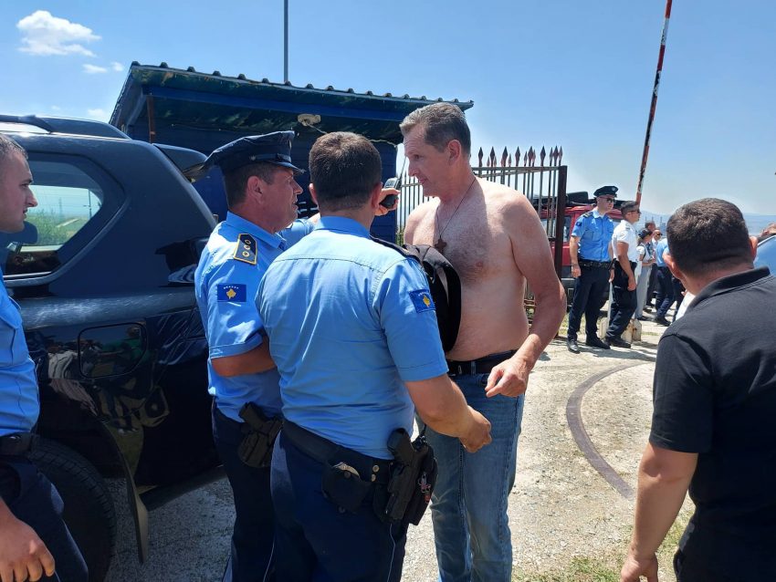 Provokimet e serbëve në Gazimestan, këndojnë “Kosova është Serbi” – Policia iu heq bluzat me mbishkrimet provokuese