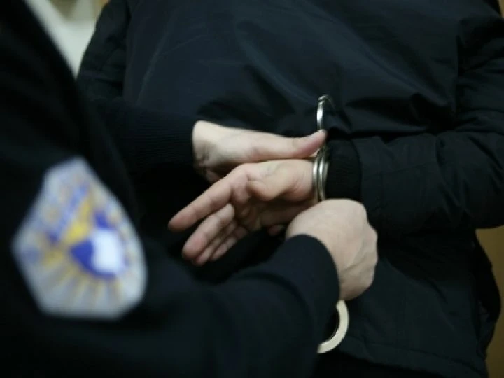 Policia e Prishtinës arreston 131 persona të kërkuar nga gjykata   konfiskon katër thika dhe gjashtë armë zjarri