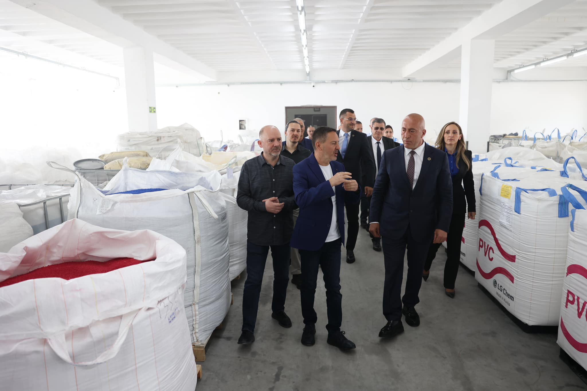 Haradinaj në Prizren  viziton fabrikën që eksporton jashtë vendit  Ky është shembull suksesi i krijuar me djersë  e Kryeministri kënaqet me  Petët e Atiqit 