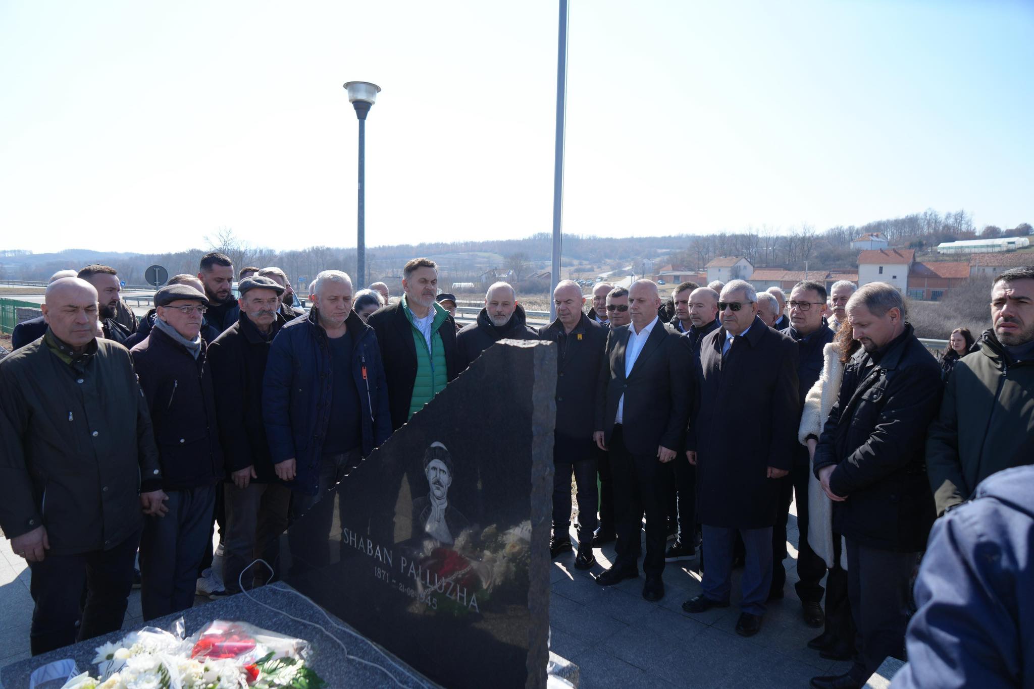 Lladrovci me bashkëpunëtorë bën homazhe tek varri i Shaban Polluzhës