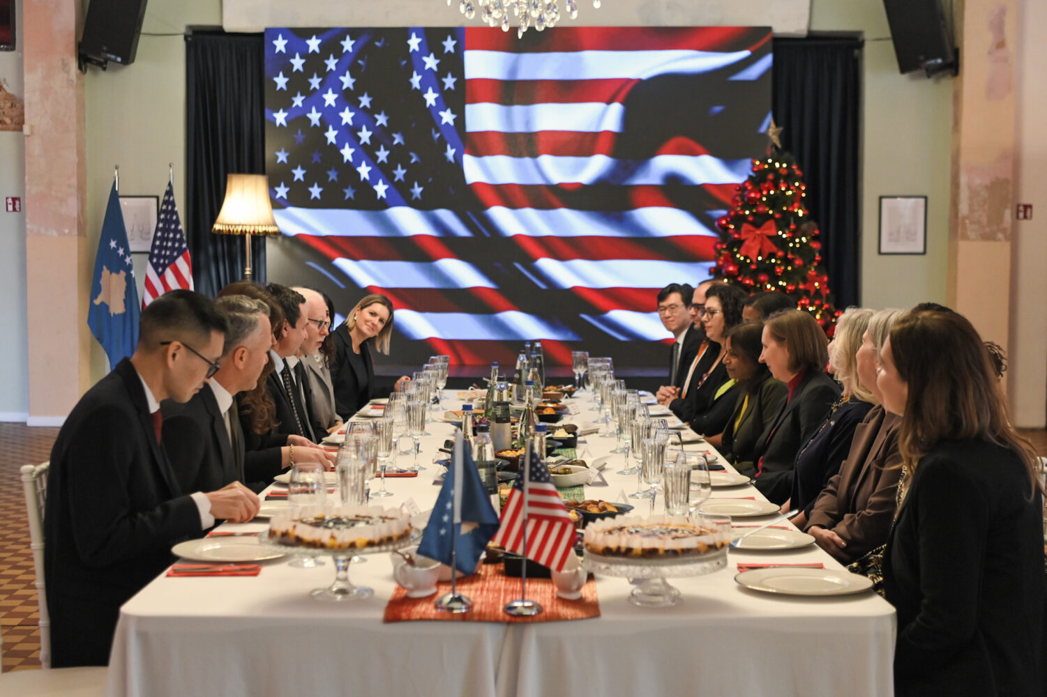 Kurti i shtron drekë Prattipatit  dhe stafit të saj  në shënim të Ditës së Falënderimeve