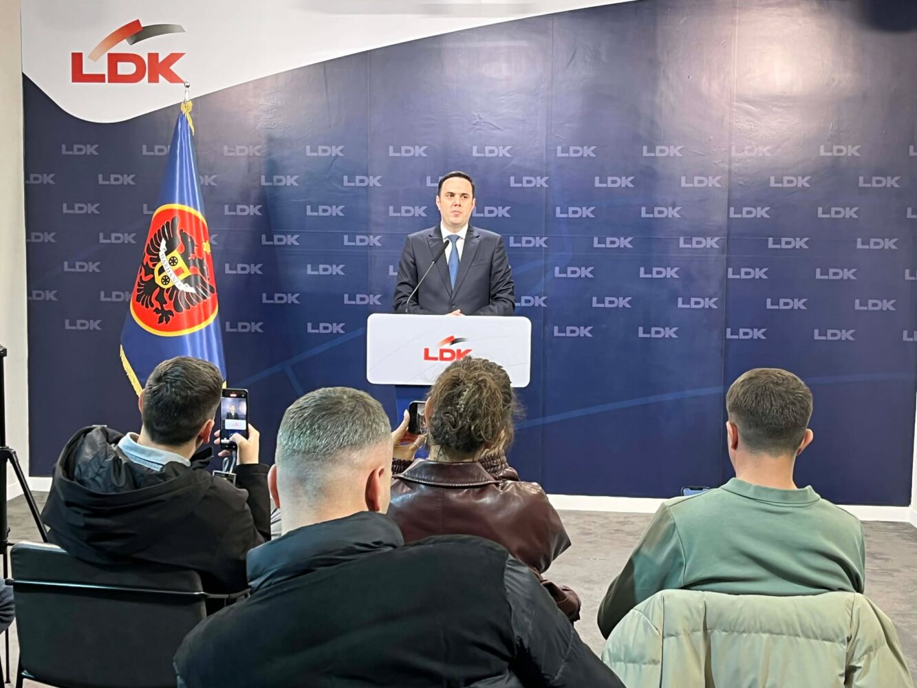 Abdixhiku nominohet kandidat për kryeministër  LDK garon e vetme  por hap listat për bashkëpunime