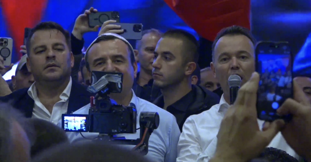 Me plisa në kokë  Kurti e Peci festojnë në Mitrovicë