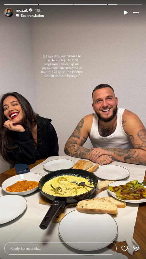  Zoti ju dhashtë bereqet   Mozzik i lumtur para një sofre me speca e gjizë