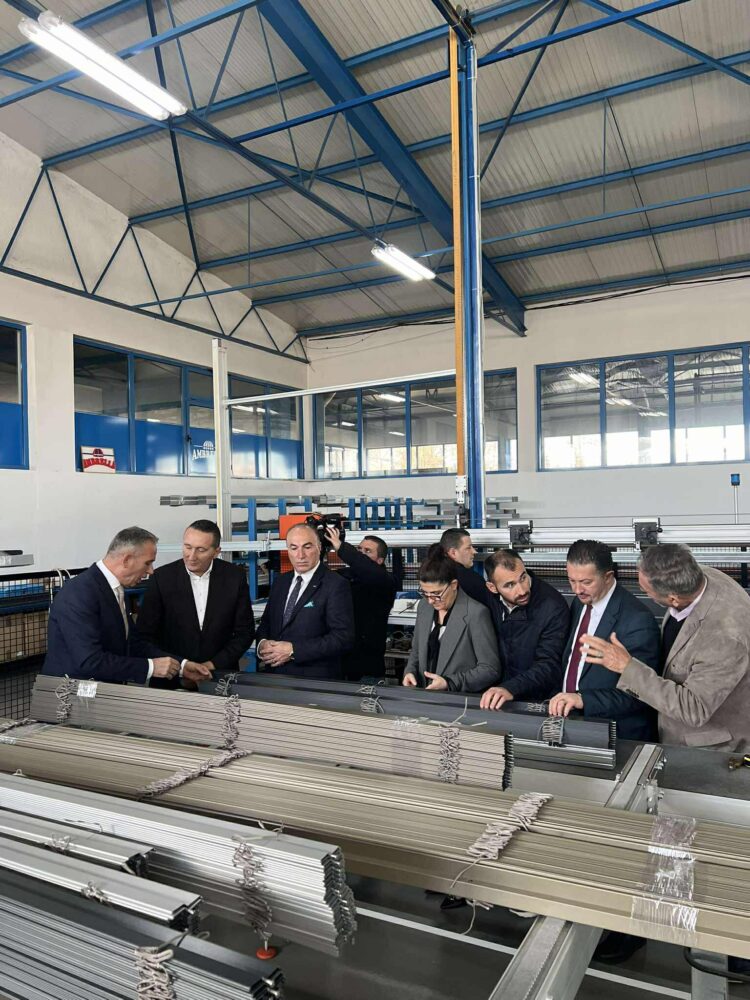 Shahini viziton fabrikën  Ambrella  në Kumanovë  Shqiptarët i bashkon ekonomia