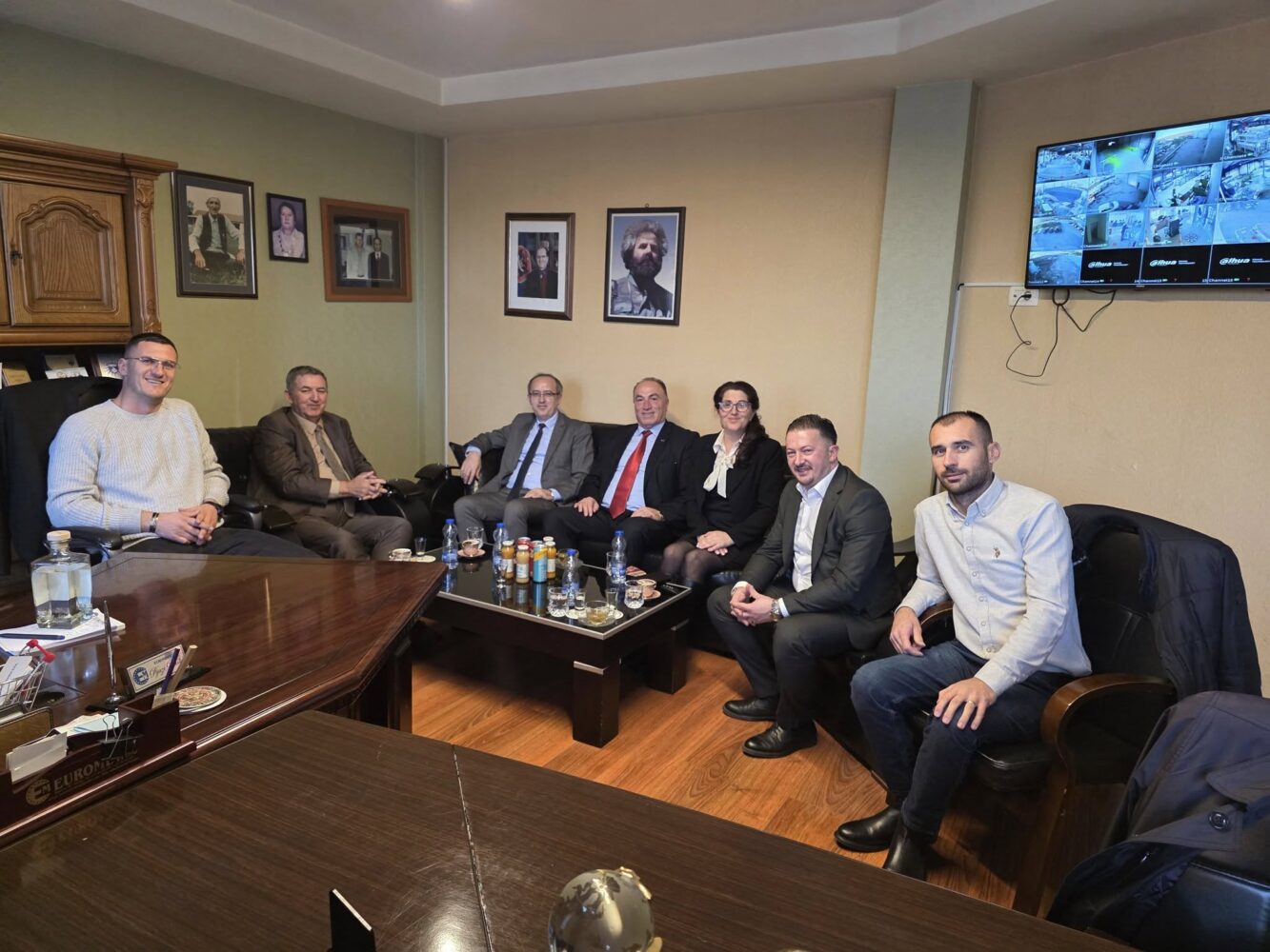 delegacioni-i-akb-se-dhe-avdullah-hoti-vizitojne-fabriken-euro-metal-ne-ferizaj-ne-kuader-te-javes-se-bizneseve-kosovare-2025