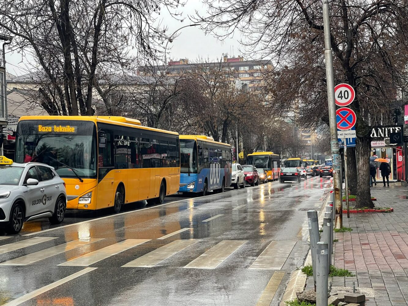 Katrahura në kryeqytet  autobusët sërish te Komuna   punëtorët kërkojnë pagën