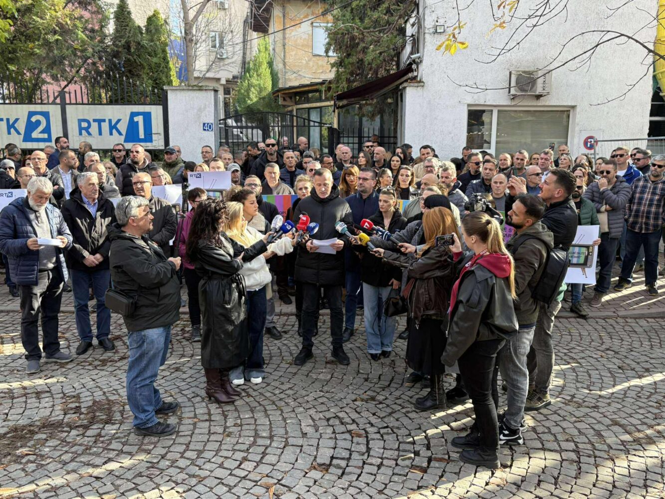Përmes protestës kërkojnë pagën e tyre  punëtorët e RTK së të hënën futen në grevë