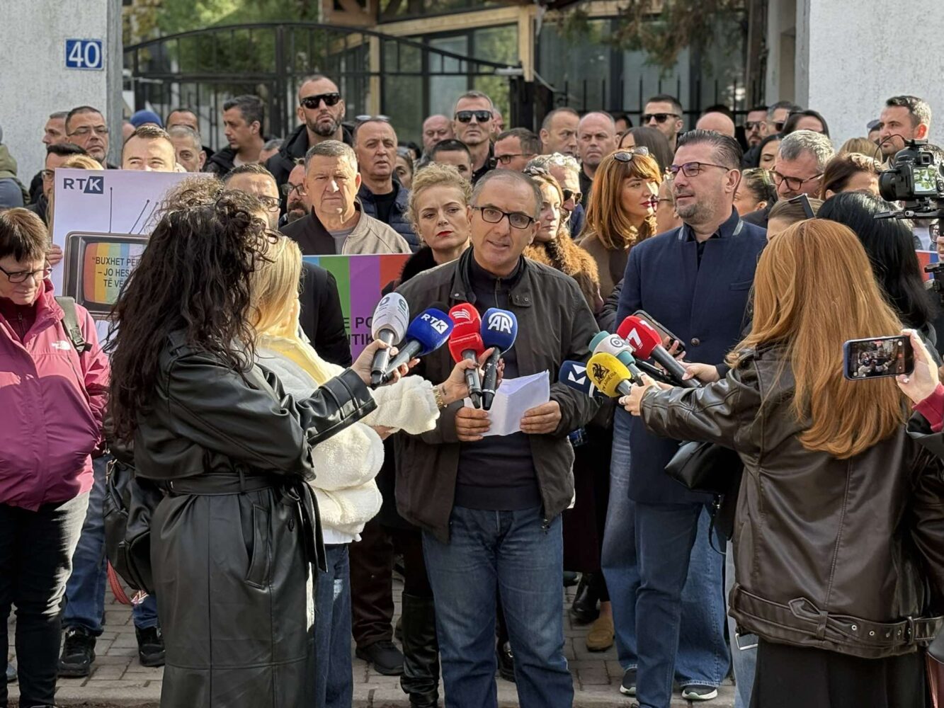 Hykolli  Kur punëtorët e RTK dalin për të protestuar  ky nuk është trupi i tyre  por i atyre që duhej të dëgjonin por zgjodhën të heshtin