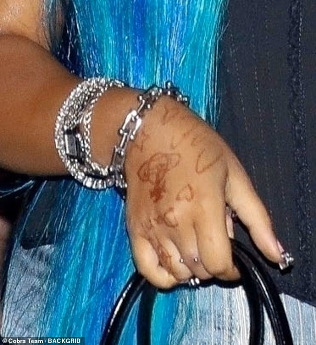  Jo e përshtatshme për fëmijë  — Vajza 12 vjeçare e Kim Kardashian trondit fansat me pirsing  me rrezik të lartë 