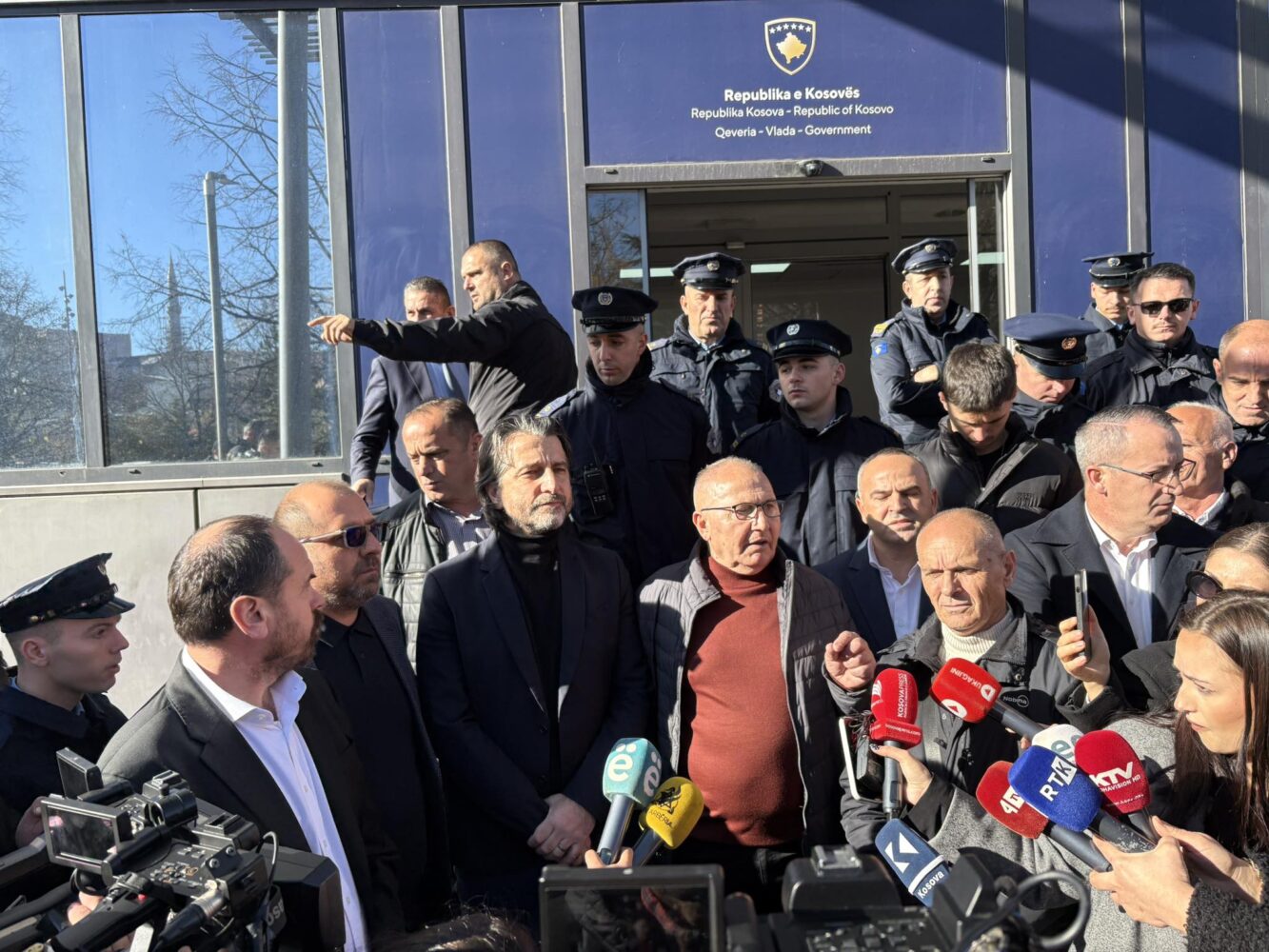  Me 28 dhjetor le ta mbajnë këta festën   punëtorët e  Trafikut Urban  i bëjnë thirrje Kurtit e Muratit  Dilni edhe takona