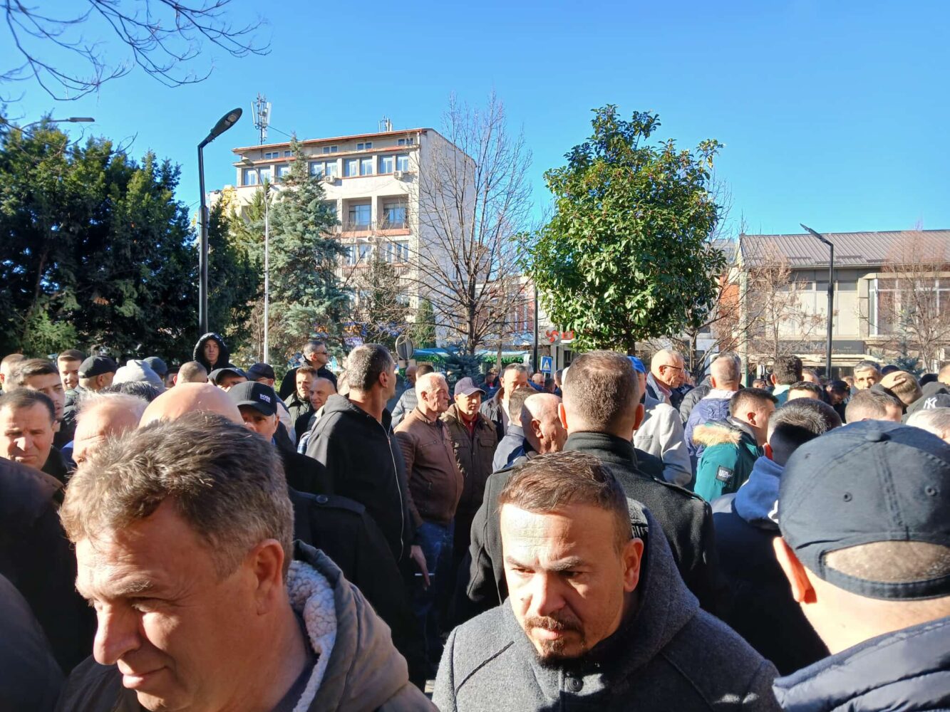 Punëtorët e autobusëve mblidhen te Komuna e Prishtinës  kërkojnë pagat e tyre