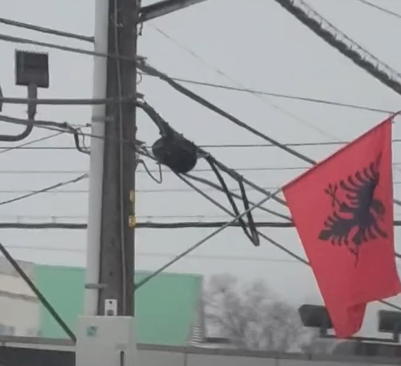 Flamuri kuq e zi valëvitet në Amerikë  Bebe Rexha ndan me krenari pamje nga New York u