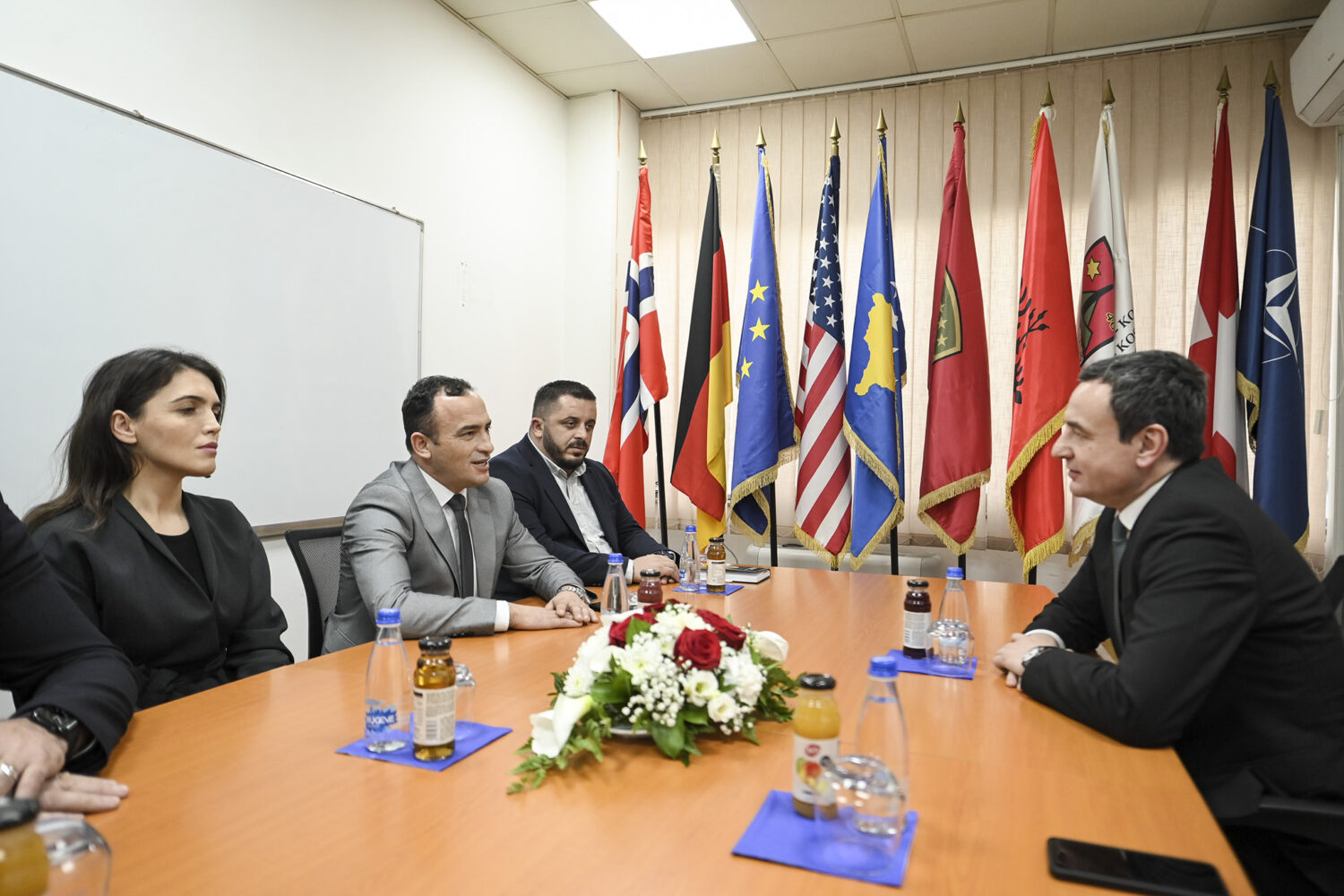 Kurti mirëpritet nga kryetari Komunës së Obiliqit  Halil Thaçi