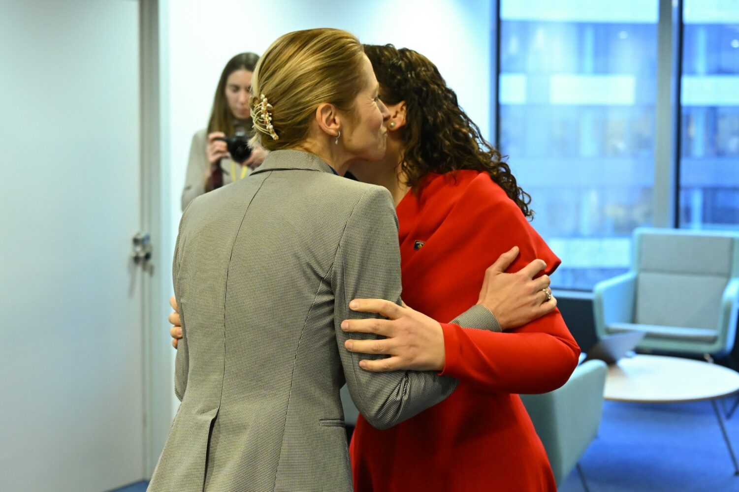 Osmani takohet me Kallas  i kërkon heqjen e plotë të masave ndaj Kosovës