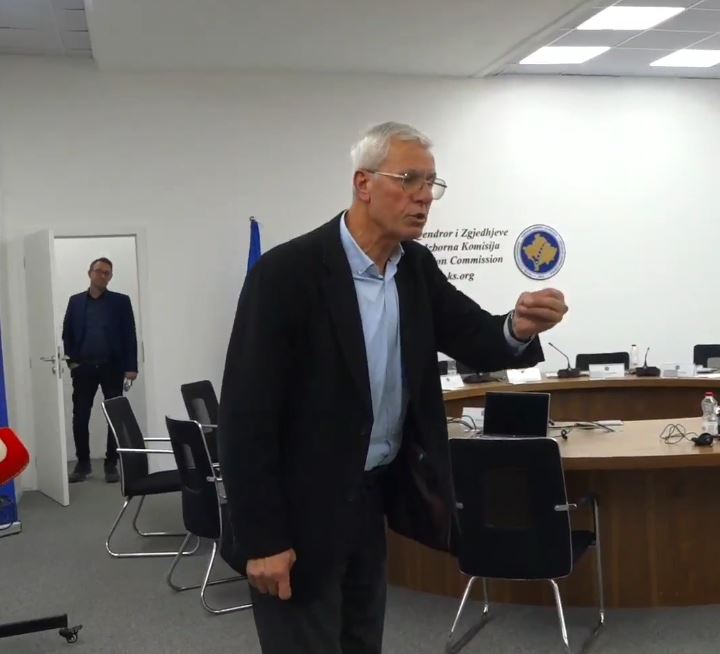 Sami Kurteshi në mbledhjen e KQZ së  shtyn një gazetar  Largoni këta