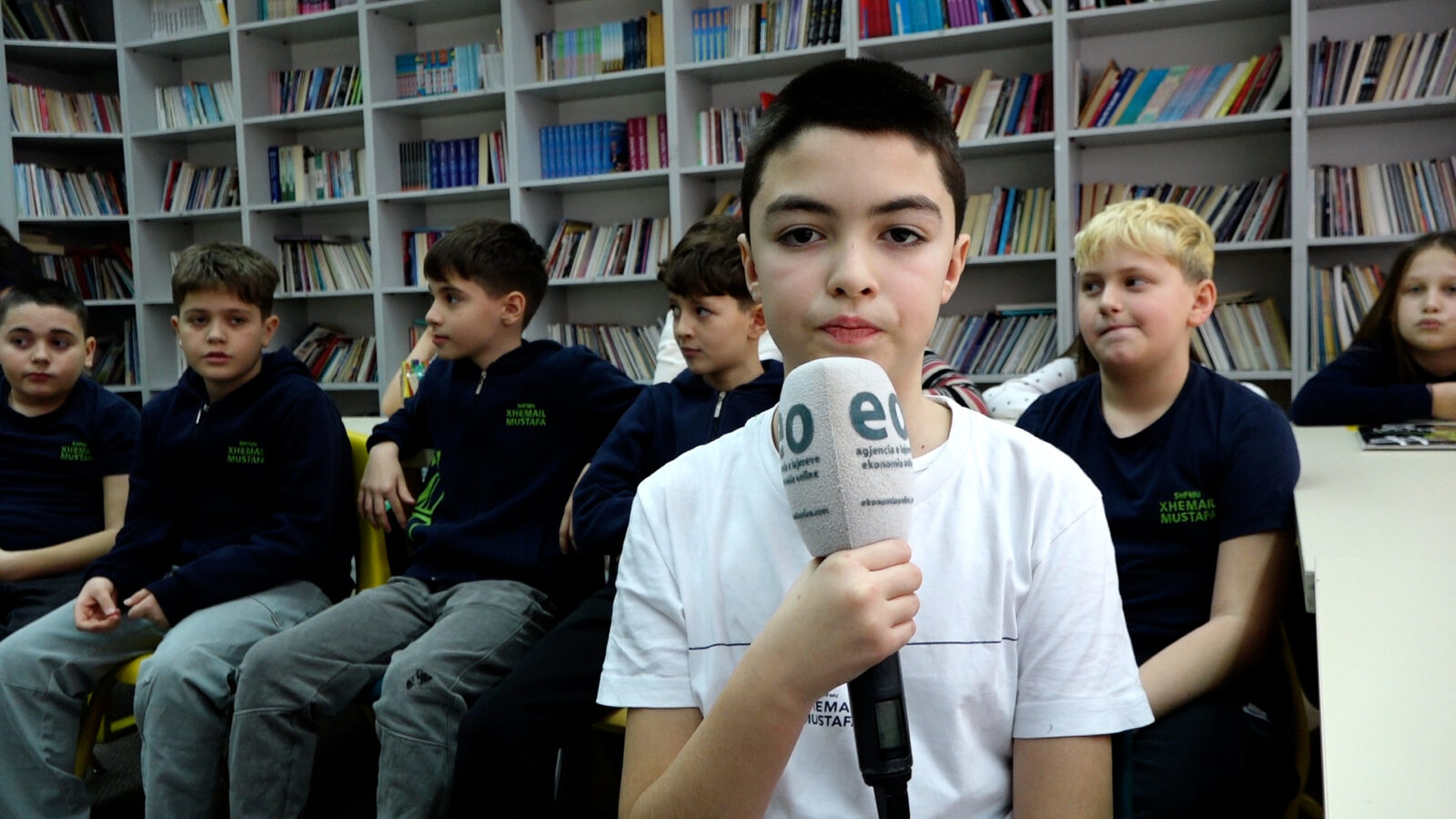  Faleminderit Adem Jasharit  Nxënësit mësojnë për krimet e Serbisë në Kosovë  luten për paqen në botë