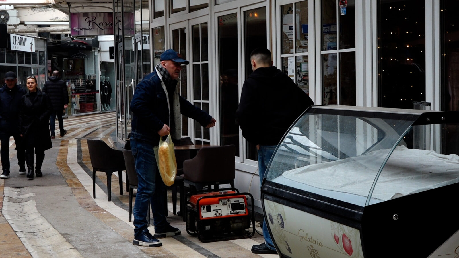 Prishtina pa rrymë e në zhurmën e gjeneratorëve   Pësojnë bizneset