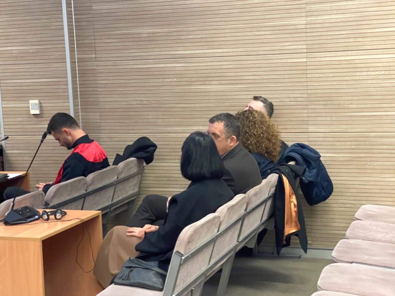 Sveçla ende s shkon në seancën  ani pse gjyqtari kishte paralajmëruar se kushdo që mungon do të lëshohet urdhërarrest