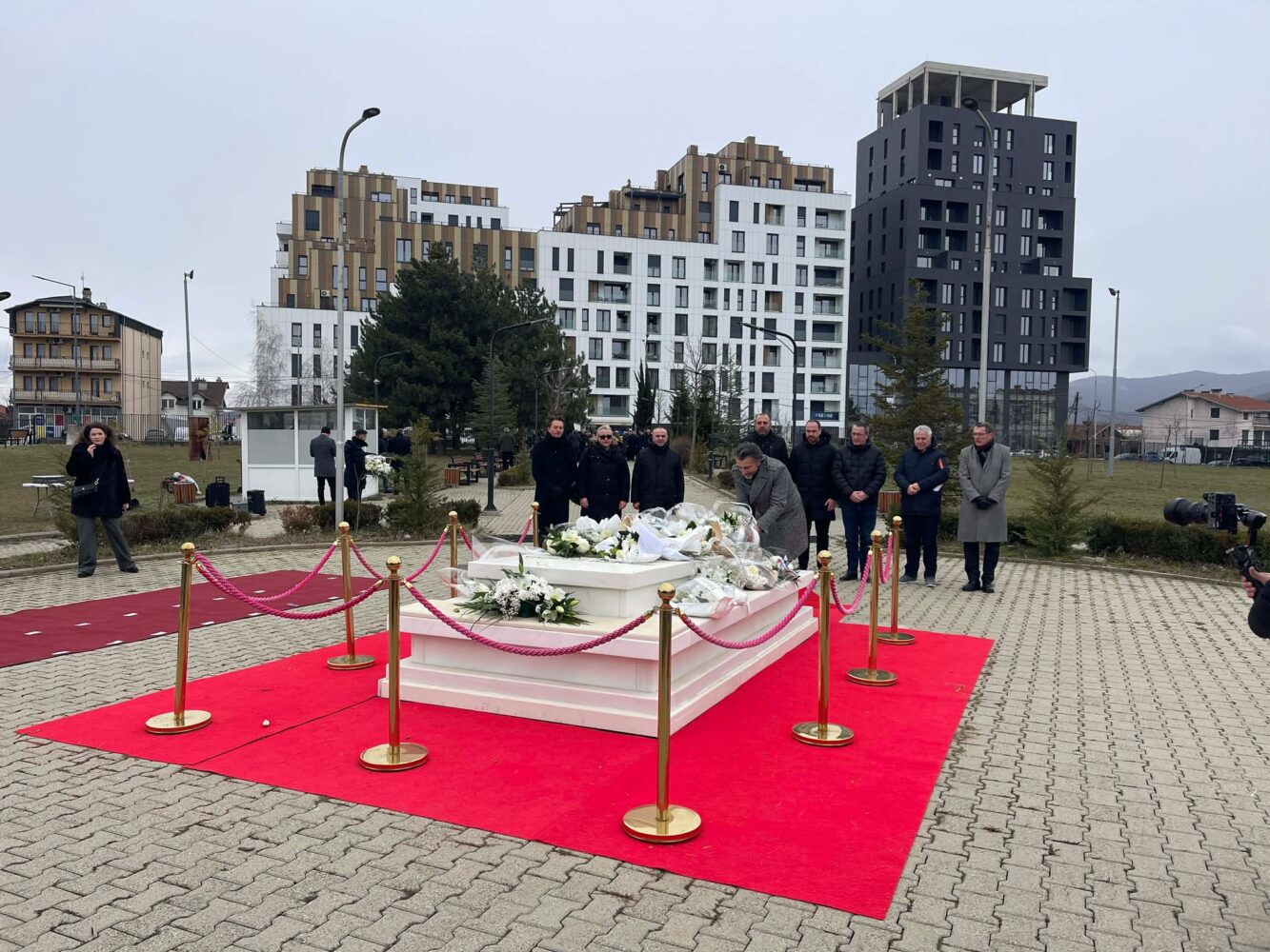 Përparim Rama i ndarë nga LDK ja shkon për homazhe te varri i Ibrahim Rugovës