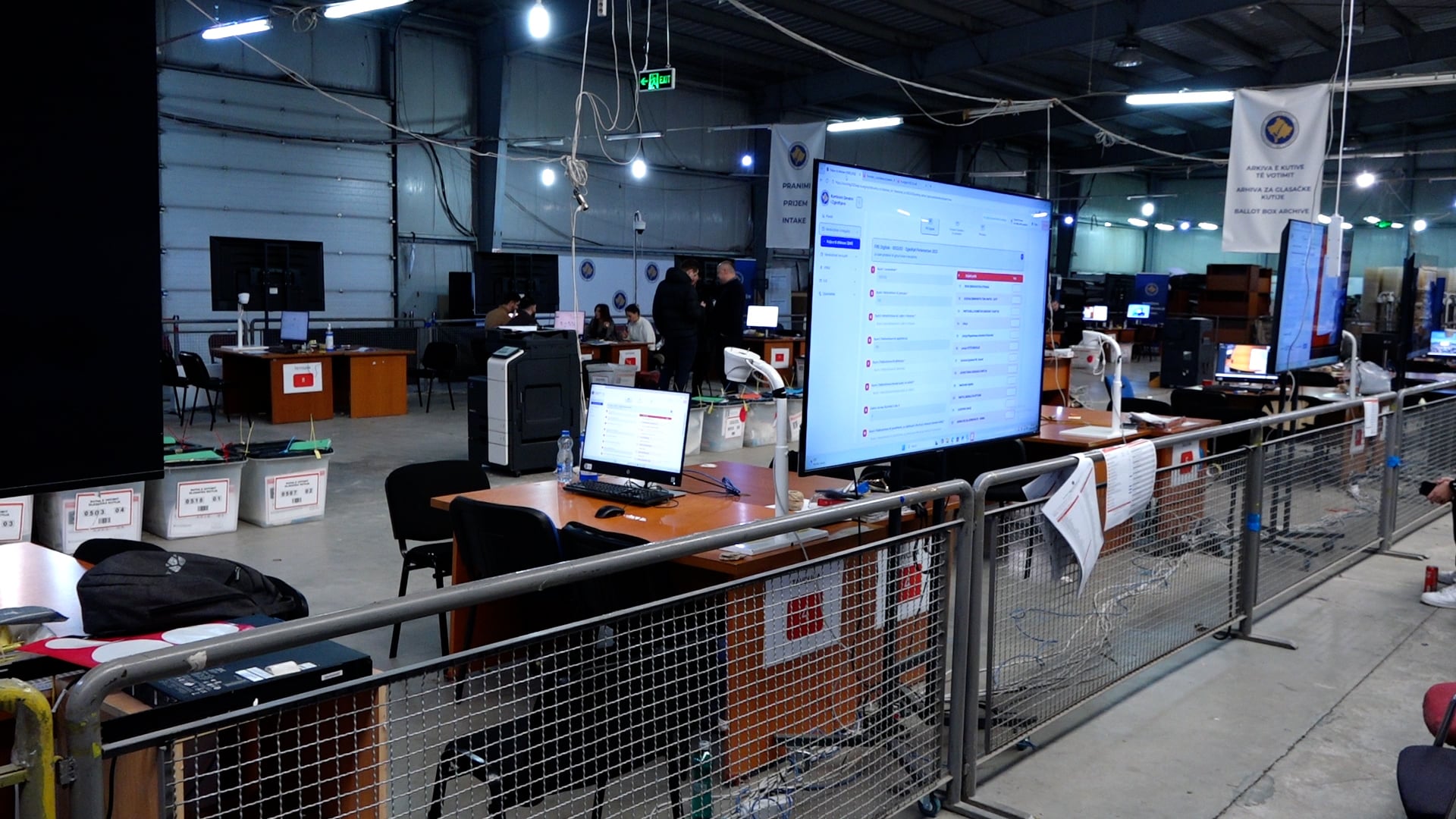 Vazhdon puna në QNR, KQZ: U numëruan 102 nga 223 kuti votimi përmes postës