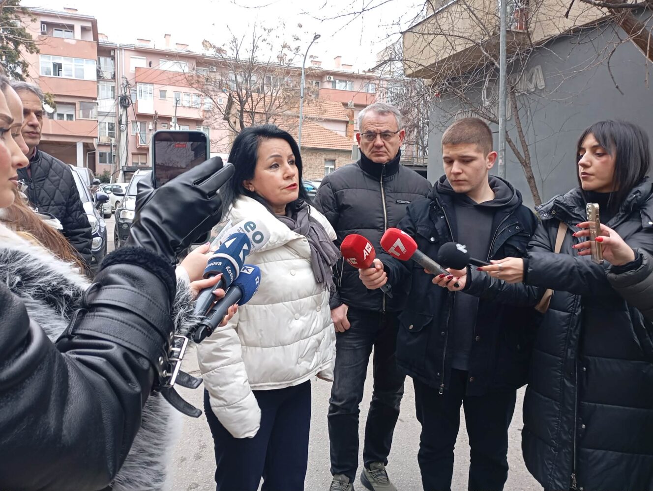 Banorët e lagjes  Qendra  në Prishtinë në hall me parkingun  ankohen se kartela për hyrje po iu jepen edhe qytetarëve tjerë