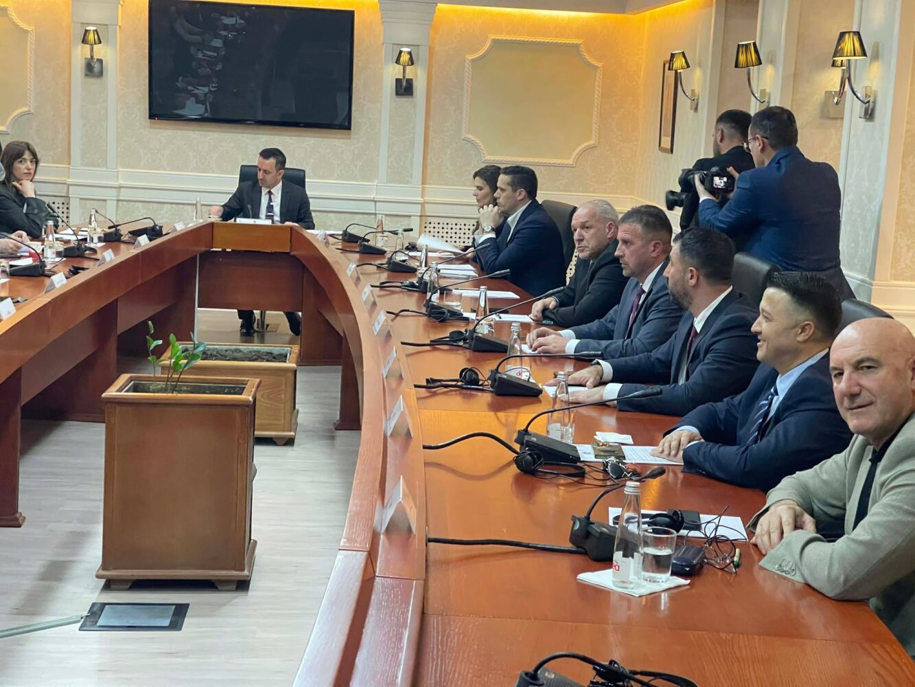 Nis mbledhja e Bashës me kryetarët e partive  temë seanca konstituive