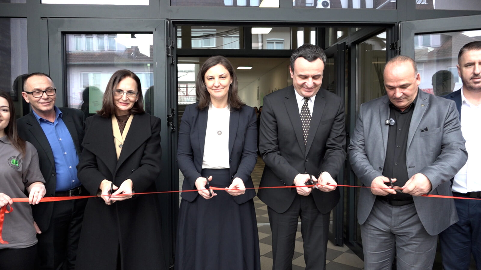 Masat e efiçiencë së energjisë  përurohet renovimi i shkollës  Isa Boletini 