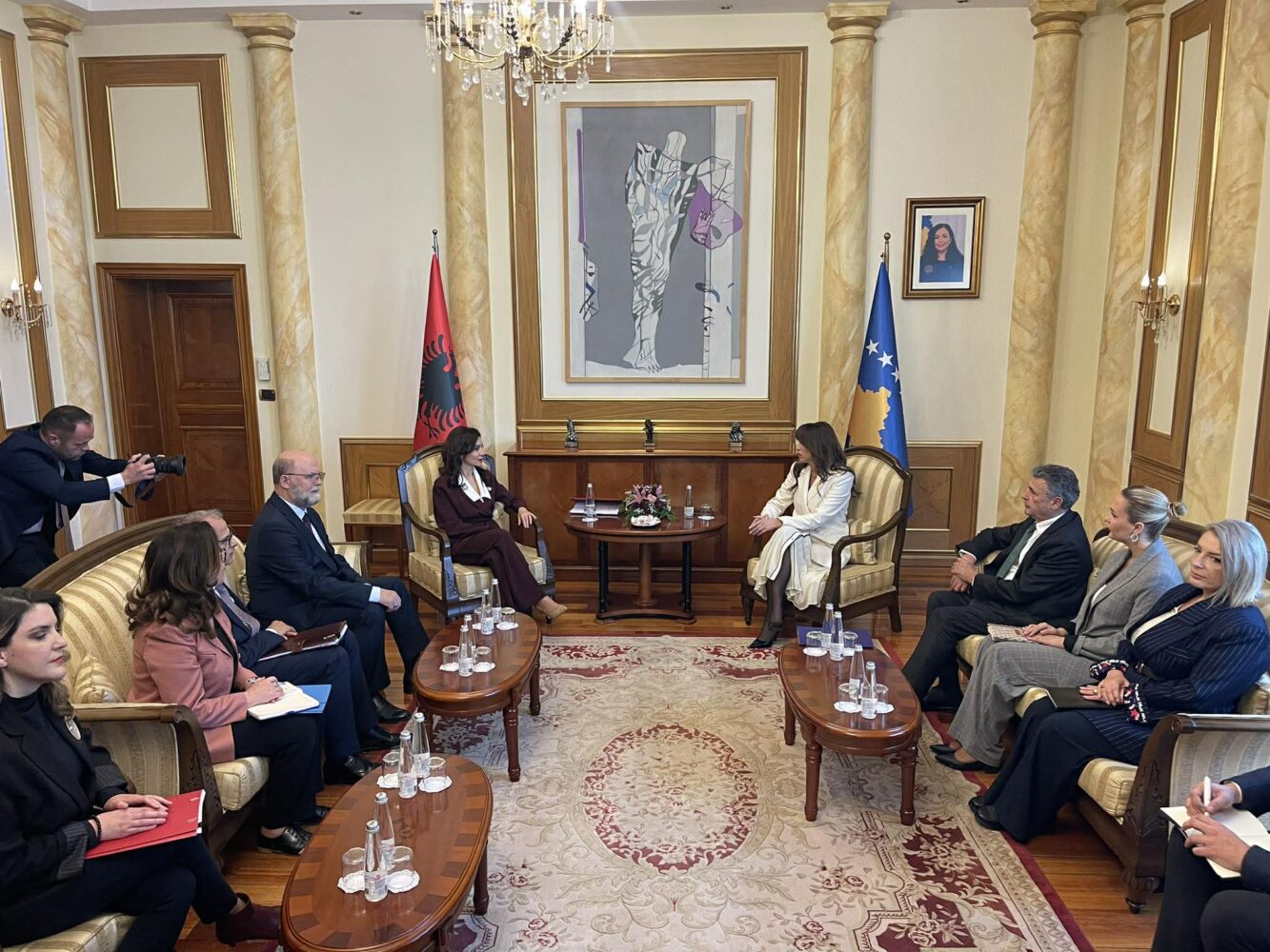 Ministrja e Jashtme e Shqipërisë takohet edhe me Haxhiun