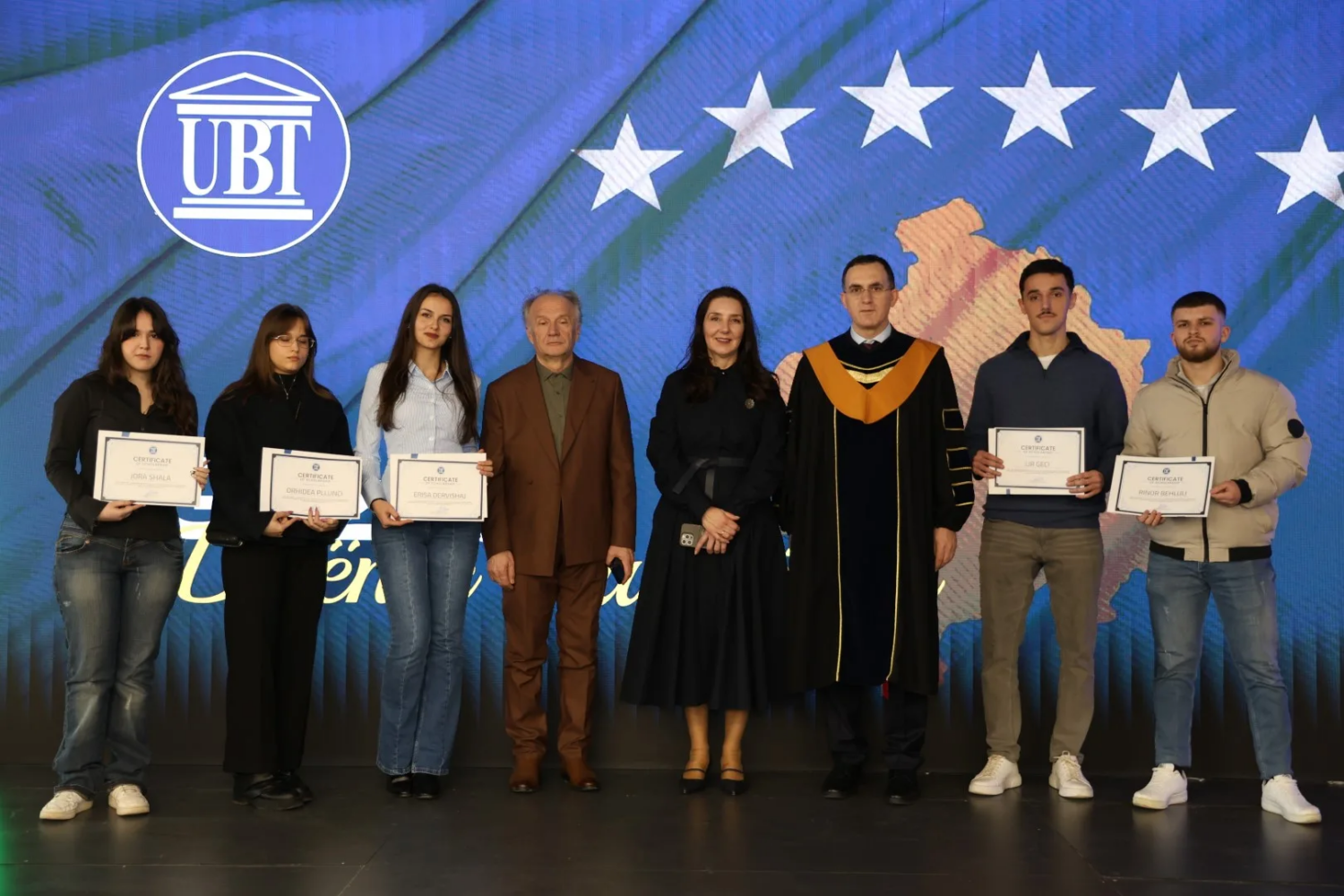 UBT mbështet rreth 200 studentë me bursa në 18 vjetorin e Pavarësisë