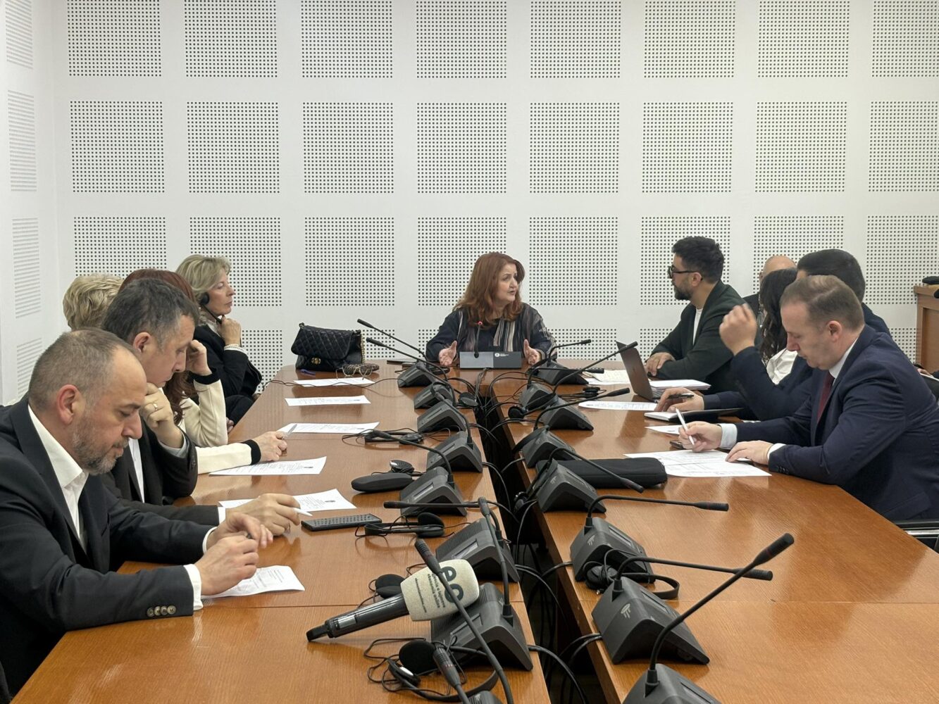 Miratohet në komision projektligji për buxhetin 2026  kërkohet rritje për pensionet dhe mbështetje për autizmin