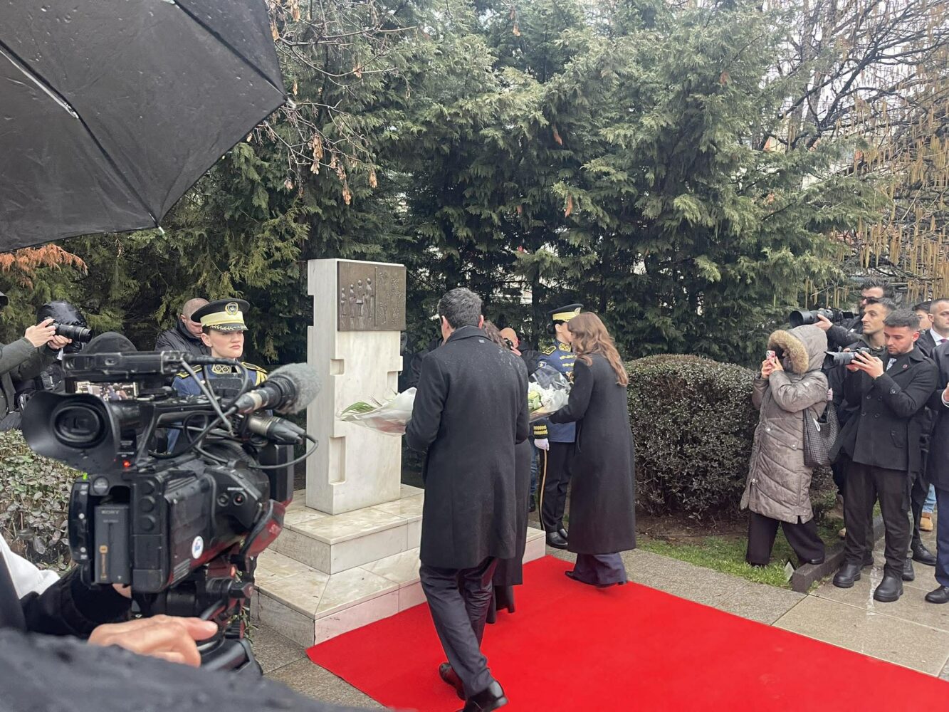 Liderët e shtetit bëjnë nderime te monumenti i të Pagjeturve