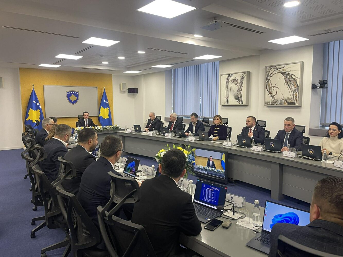 Kurti  S mund të mos i kujtoj përfaqësuesit që morën pjesë në shpalljen e pavarësisë së republikës sonë  sot mbahen padrejtësisht në Hagë