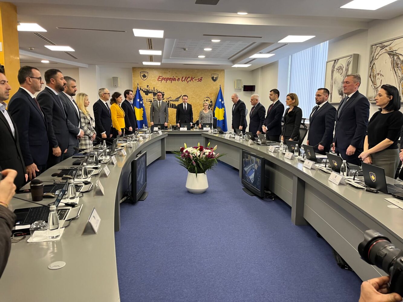 Mbledhja e Qeverisë nis me një minutë heshtje për tre kosovarët e vdekur në Austri