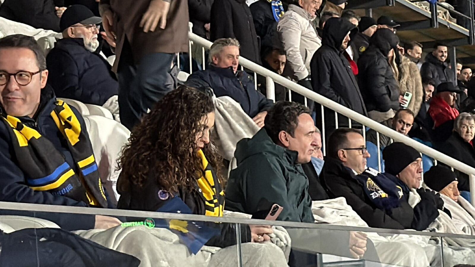 Kurti e Osmani ndjekin afër njëri tjetrit ndeshjen Kosovë Turqi