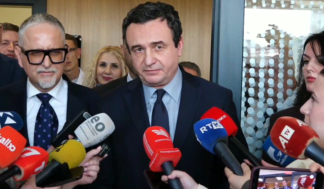 Kurti  Duket që sivjet pranvera po vjen më herët dhe  siç u tha atëbotë  fusnota do të shkrihet si një fjollë bore