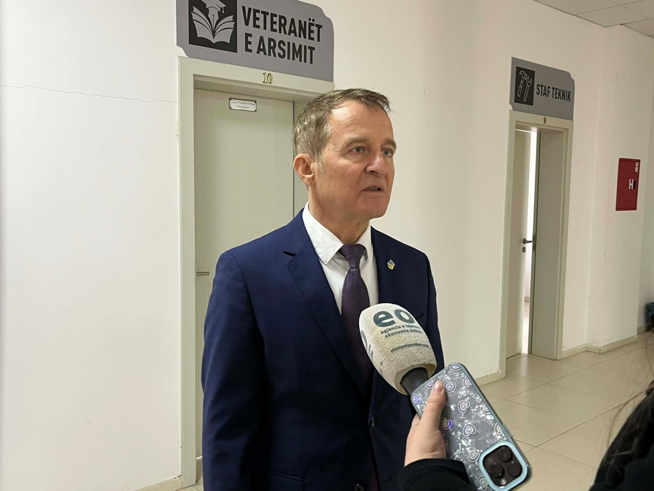 idrizi-vitin-e-kaluar-komunes-i-jane-marre-tre-milione-euro-per-kontratat-kolektive-per-mesimdhenesit-buxheti-i-pamjaftueshem