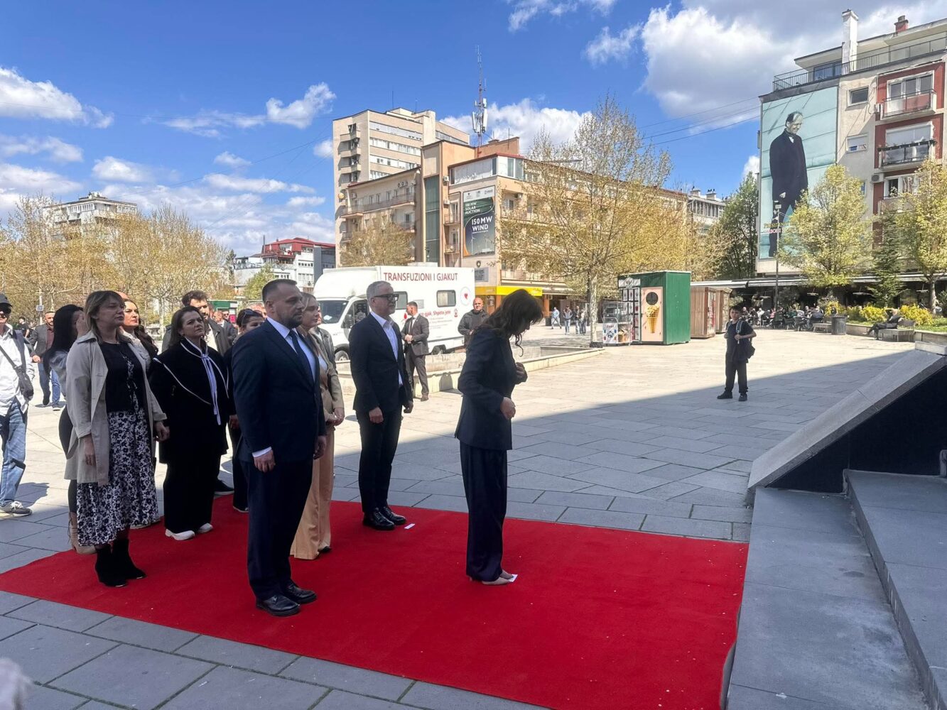 Dita e Dëshmorëve të Komunës së Prishtinës  Haxhiu bën homazhe tek shtatorja e  Zahir Pajazitit 