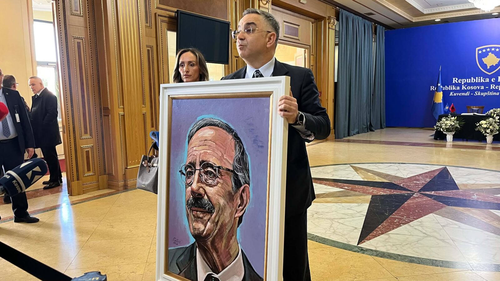 Tahiri i AAK së arrin në Kuvend me portretin e kongresmenit Eliot Engel