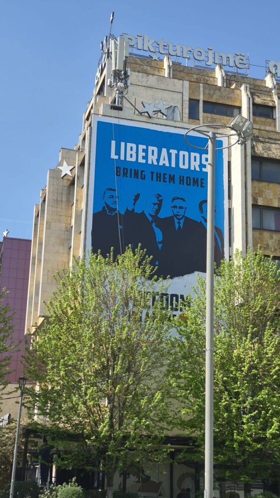 Shfaqet një baner i madh e mbështetës për krerët e UÇK së në Hagë  Çlirimtarë