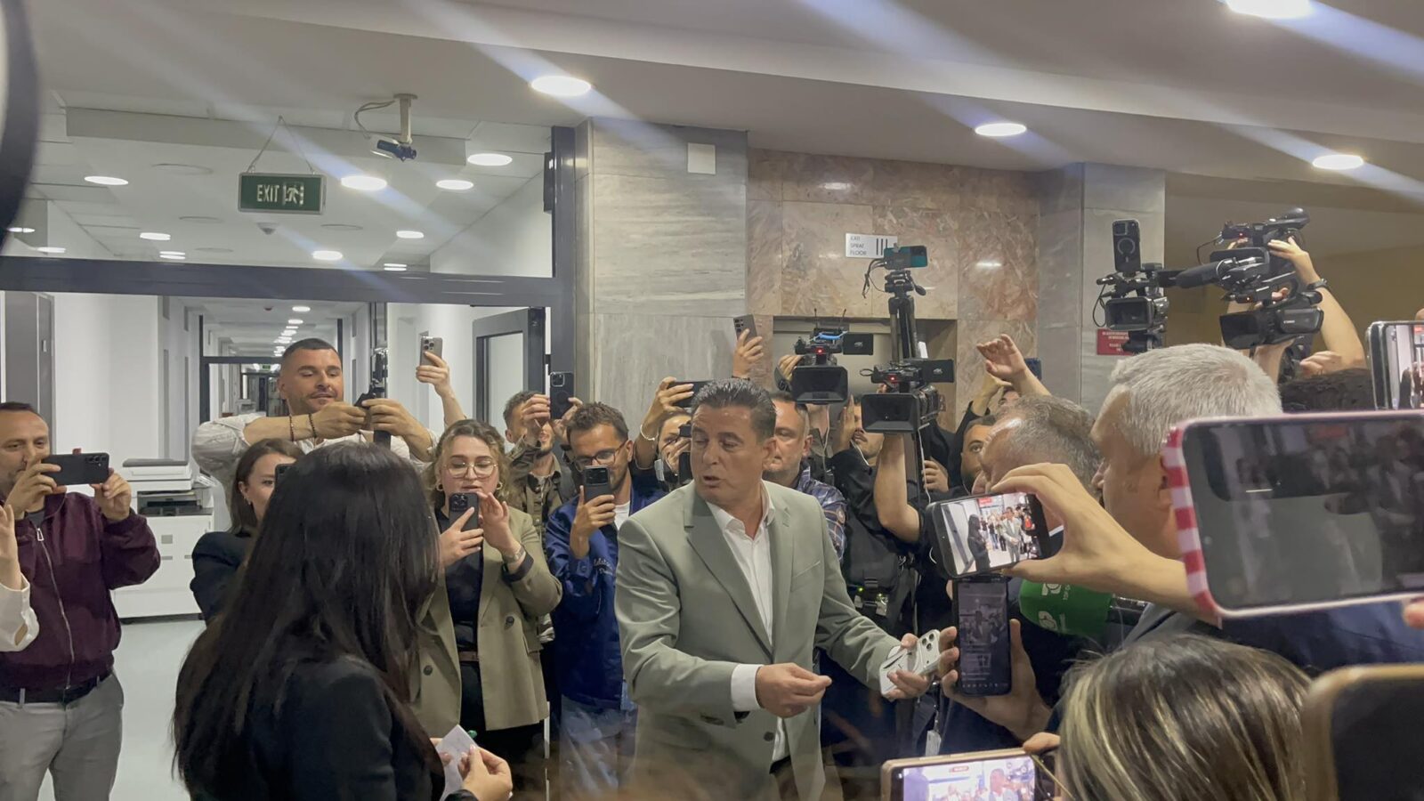 Deputeti i VV së Agim Bahtiri  shkon tek zyrat e GP të LDK së për t i kërkuar nënshkrimet