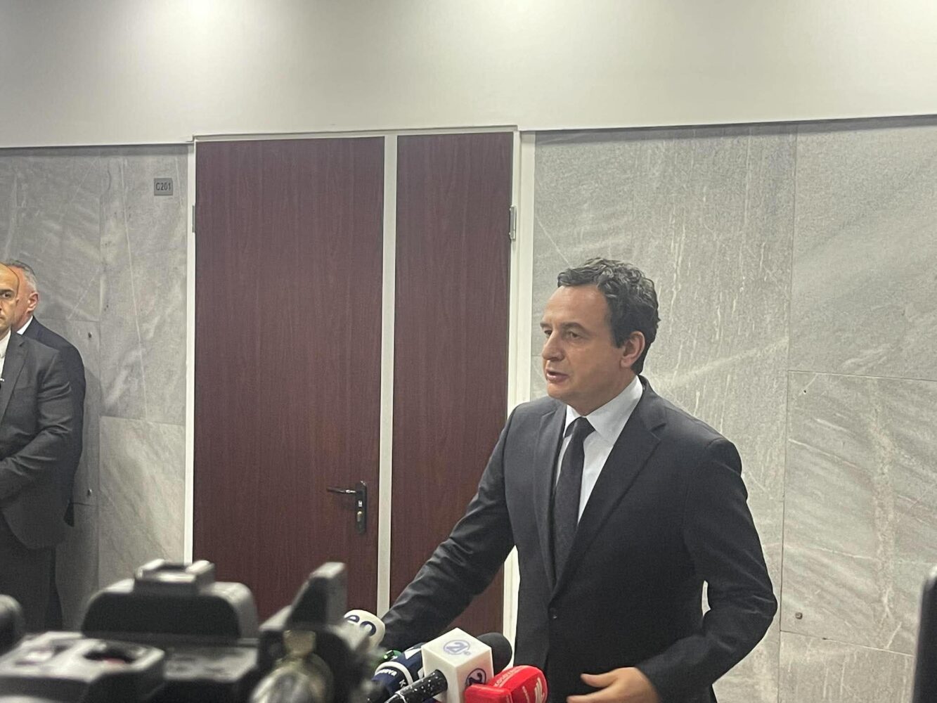 A do t i jepte VV ja nënshkrimet për Osmanin    Kurti  S kemi problem me asnjë kandidat