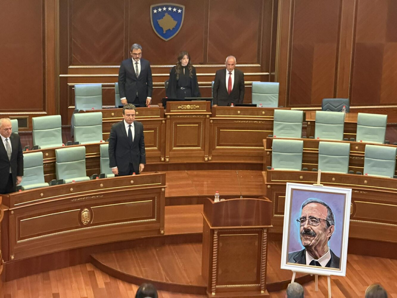 Kuvendi mblidhet në seancë solemne për kongresmenin Eliot Engel  mban një minutë heshtje