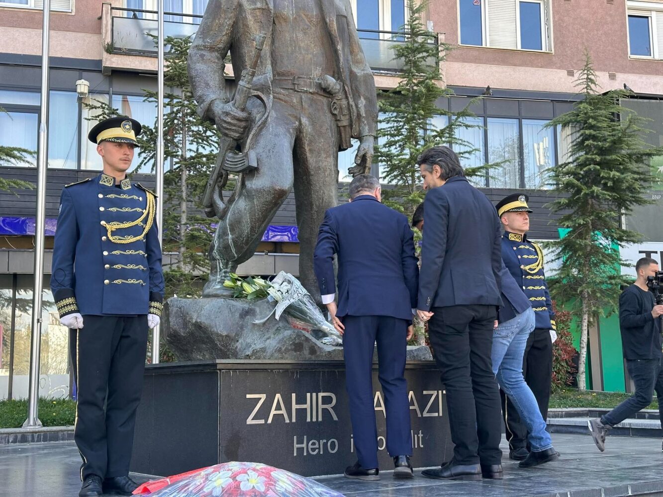 Kryetari Rama bën homazhe pranë shtatores së  Zahir Pajazitit 