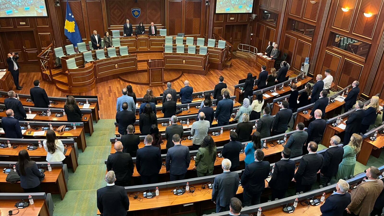 Kuvendi mblidhet në seancë plenare  deputetët mbajnë një minutë heshtje për ish kryetarin e Klinës  Ismet Rracin