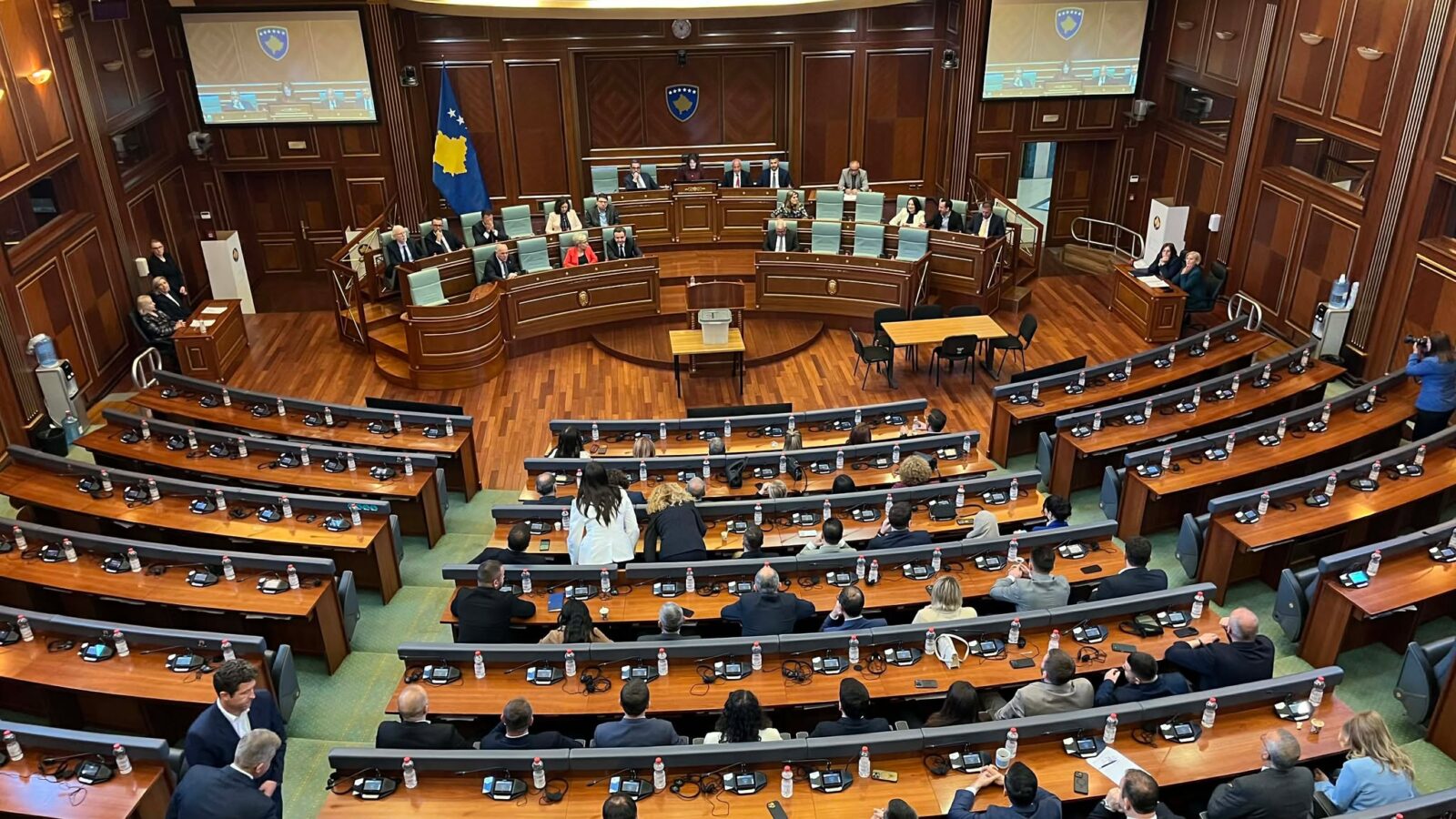 Seanca për presidentin shtyhet për në orën 14 00